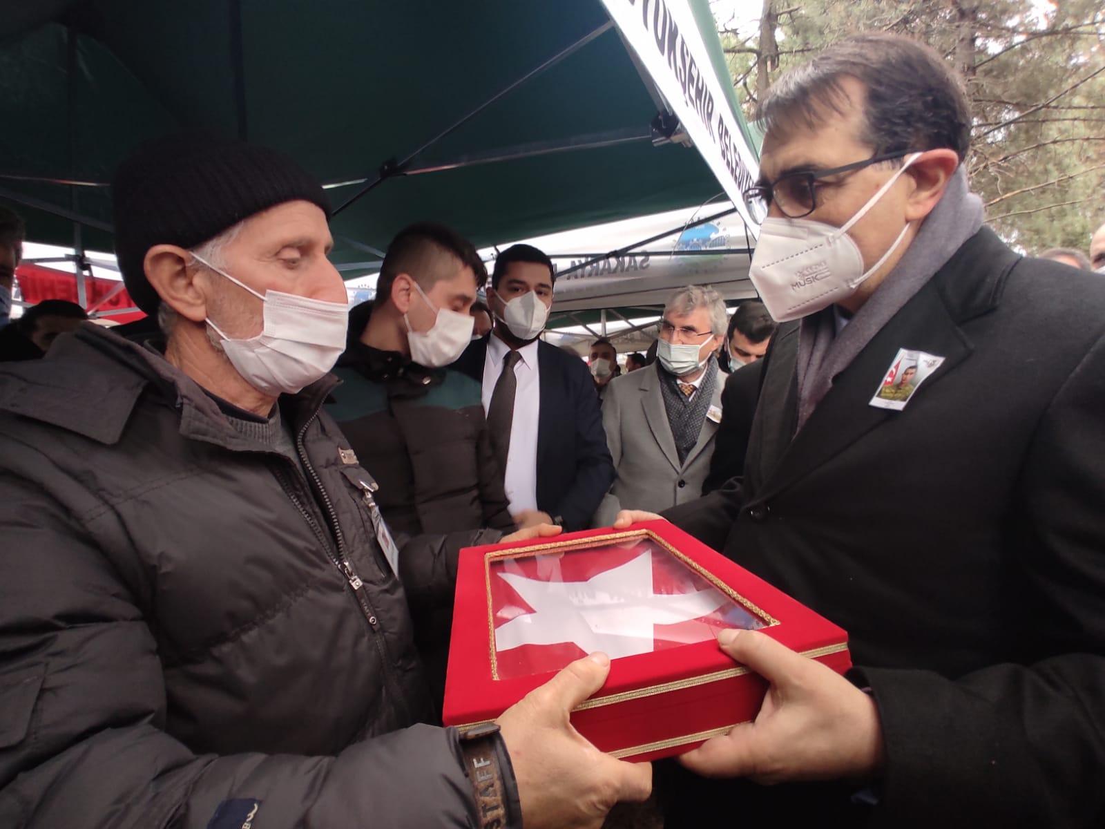 Enerji ve Tabii Kaynaklar Bakanı Fatih Dönmez Şehit Ailesine Bayrak ve Kuranı Kerim Takdim Etti
