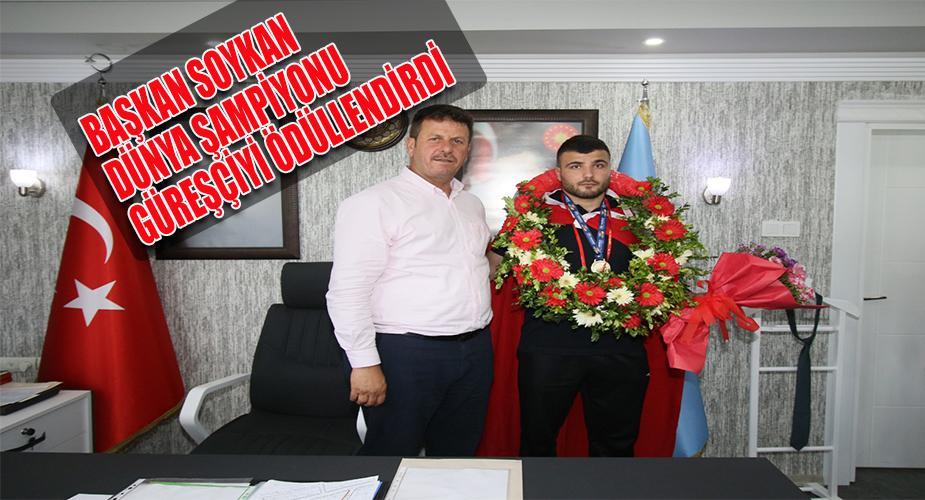 BAŞKAN SOYKAN DÜNYA ŞAMPİYONU GÜREŞÇİYİ ÖDÜLLENDİRDİ