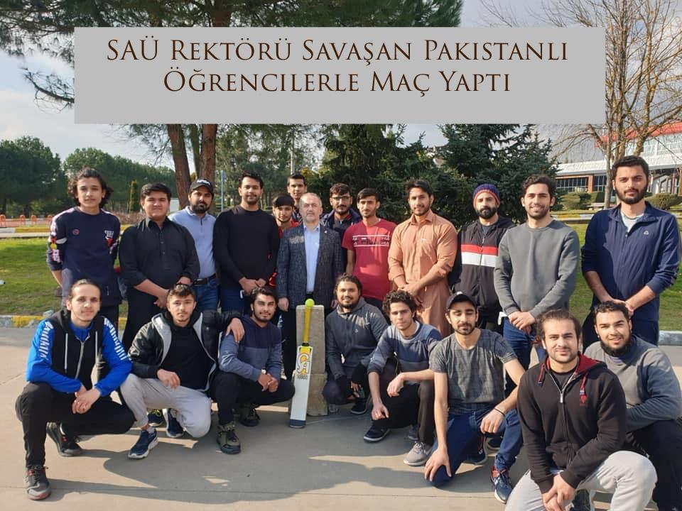 SAÜ Rektörü Savaşan Pakistanlı Öğrencilerle Maç Yaptı 