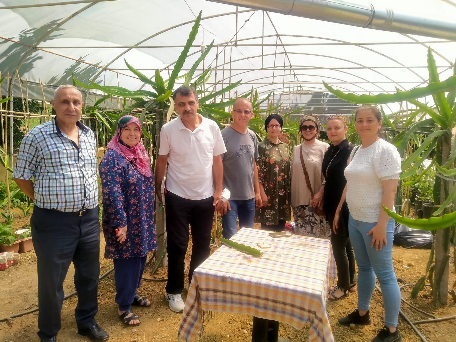 İYİ Parti Sakarya STK Başkanı  Fatma Kılınçer ve yönetim kurulu üyeleri vatandaş ziyaretlerine hız verdi