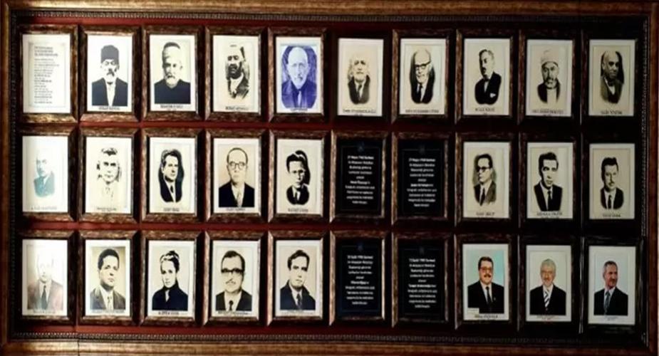 Belediyeden darbeci başkanların fotoğrafları kaldırıldı  