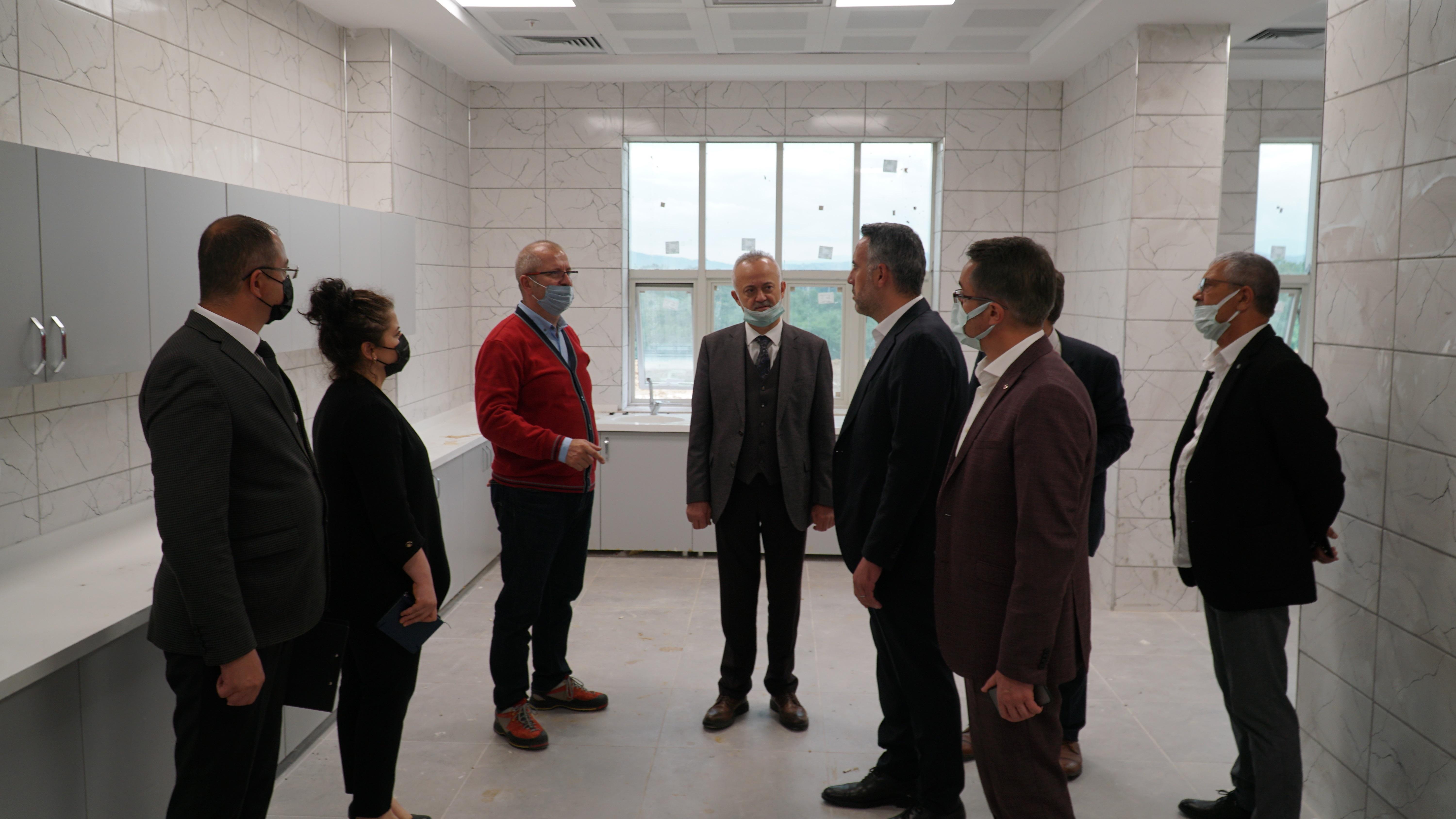 AK Parti Sakarya İl Başkanı Yunus Tever, beraberinde İl Sağlık Müdürü Doç. Dr. Aziz Öğütlü ile birlikte şehirde yapımı devam eden sağlık yatırımlarını yerinde inceleyerek, açıklamalarda bulundu.