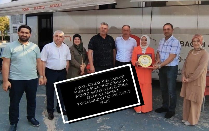 Akyazı Kızılay Şube Başkanı Mustafa Birincioğlu Sakarya Akparti Milletvekili Çiğdem Erdoğan Atabek e katkılarından dolayı plaket verdi.
