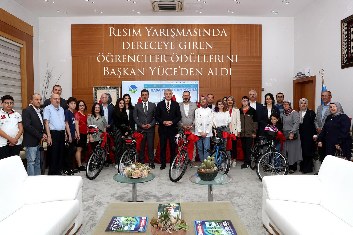 Resim Yarışmasında dereceye giren öğrenciler ödüllerini Başkan Yüce’den aldı