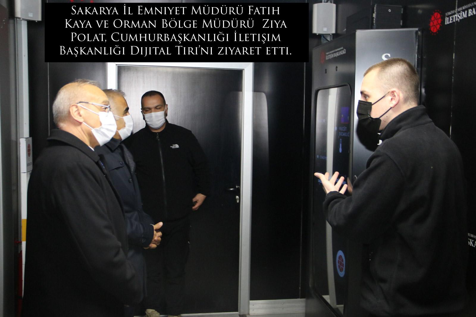 Sakarya İl Emniyet Müdürü Fatih Kaya ve Orman Bölge Müdürü  Ziya Polat, Cumhurbaşkanlığı İletişim Başkanlığı Dijital Tırı’nı ziyaret etti.
