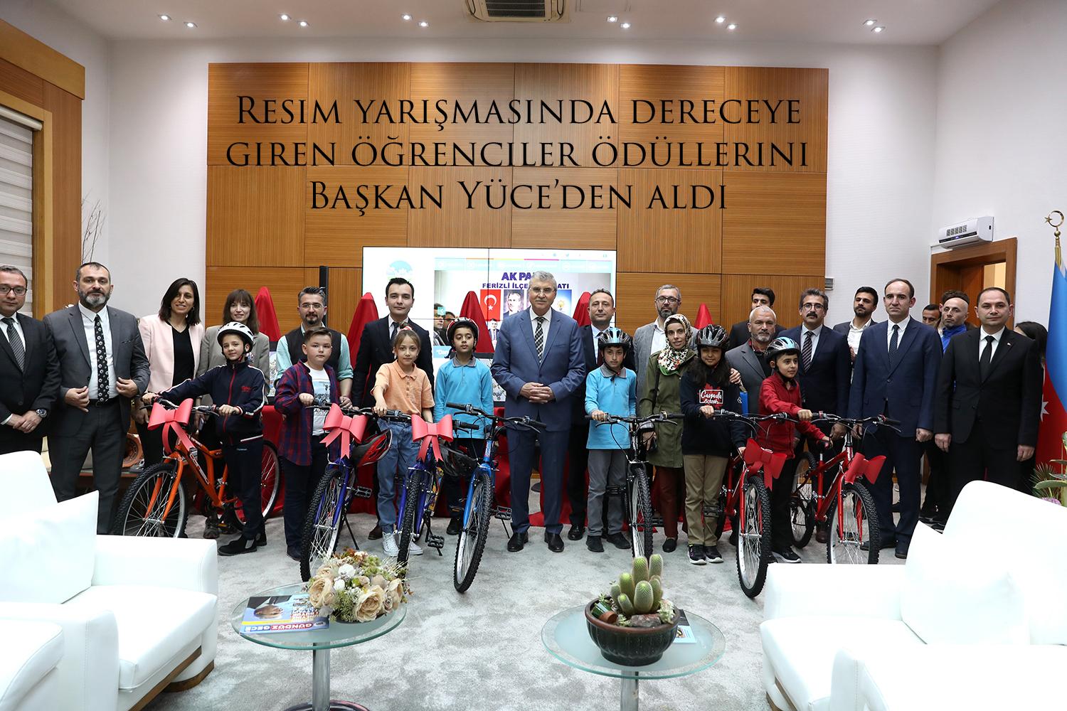 Resim yarışmasında dereceye giren öğrenciler ödüllerini Başkan Yüce’den aldı