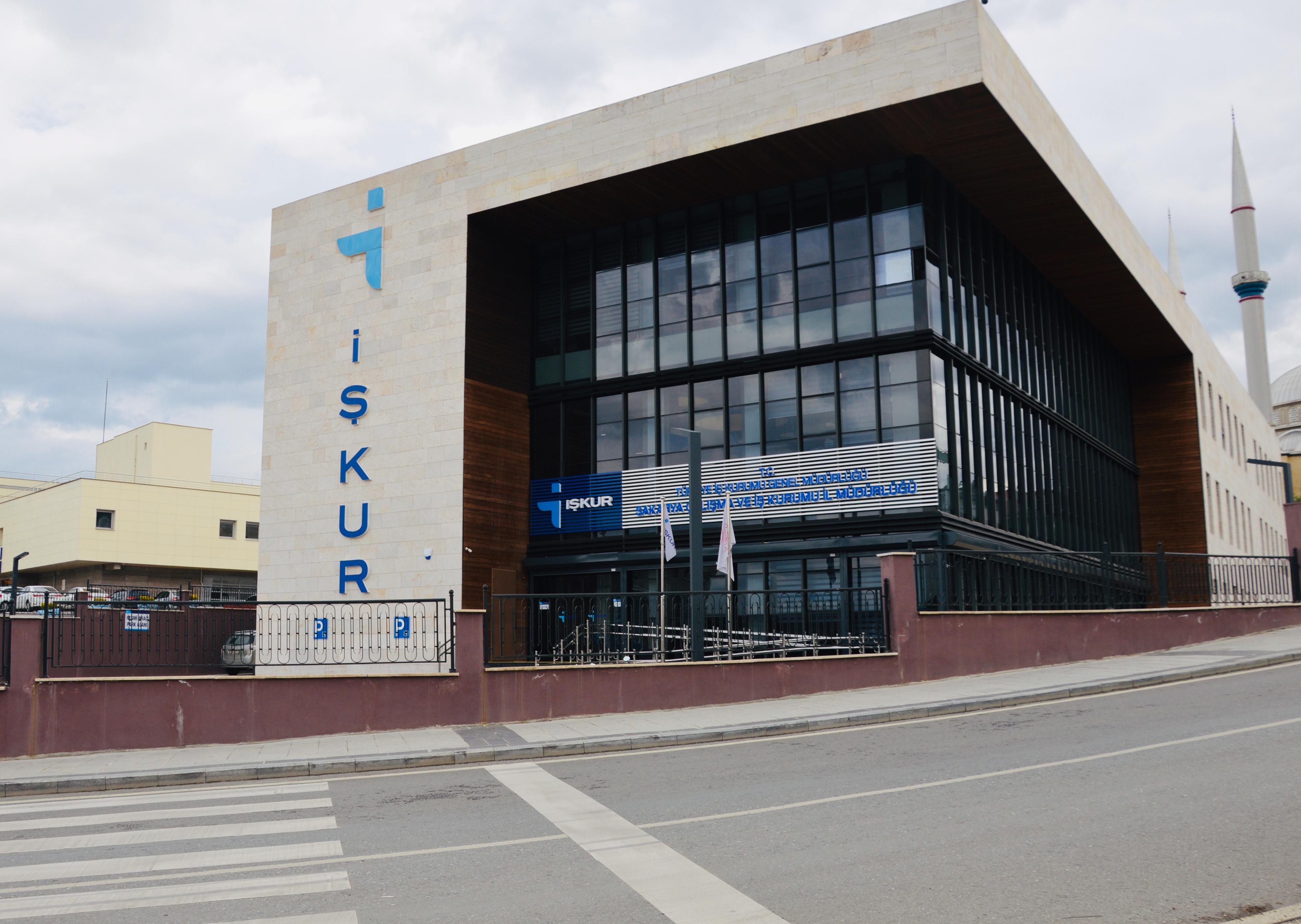 “İŞKUR’UN KISA ÇALIŞMA VE NAKDİ ÜCRET DESTEKLERİ SALGIN SÜRECİNDE İSTİHDAMIN CAN SİMİDİ OLDU