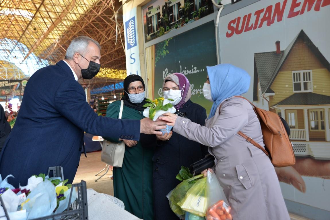 PAZAR YERİNDE ÇİÇEKLERLE KARŞILADILAR