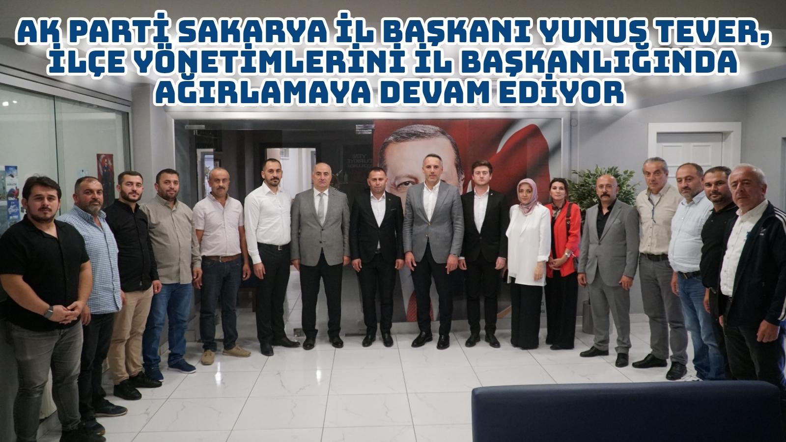 AK Parti Sakarya İl Başkanı Yunus Tever, ilçe yönetimlerini İl Başkanlığında ağırlamaya devam ediyor