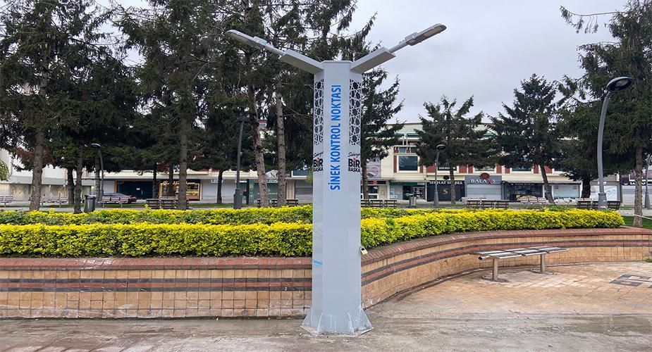 Park ve meydanlara sinek kontrol noktaları yerleştirildi