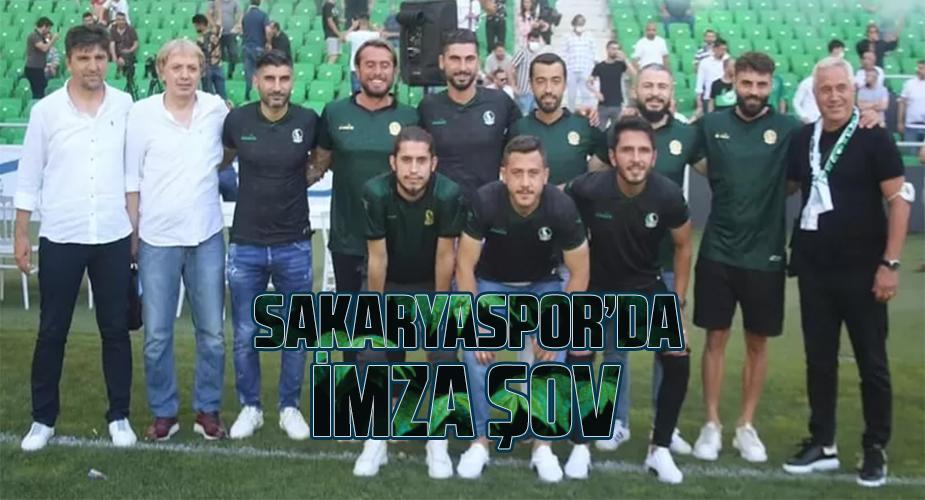 Sakaryaspor'dan 11 futbolcu ile imza şov  