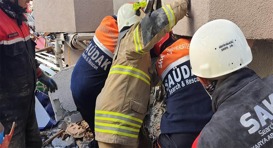 İZMİR DEPREMİNE MÜDEHALE ÇALIŞMALARI DEVAM EDİYOR