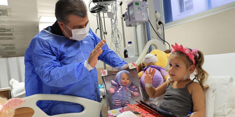 Sağlık Bakanı Koca, İzmir’de Tedavi Gören Depremzedeleri Ziyaret Etti
