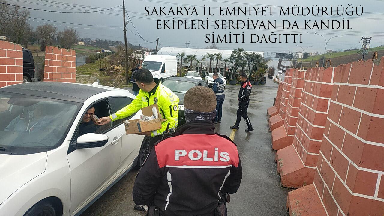 SAKARYA İL EMNİYET MÜDÜRLÜĞÜ EKİPLERİ SERDİVAN DA KANDİL SİMİTİ DAĞITTI 