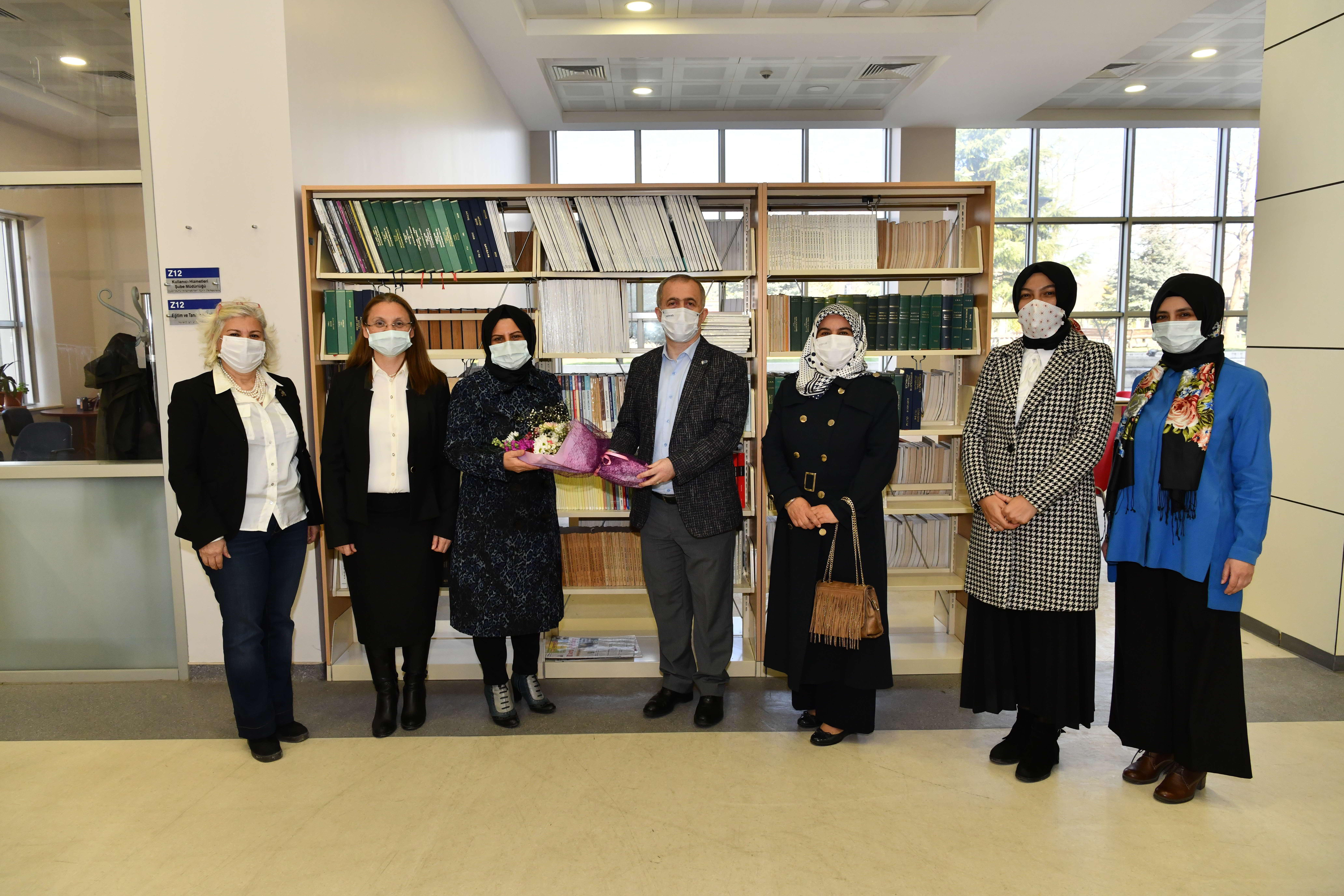 Rektör Savaşan’dan 8 Mart Dünya Kadınlar Gününde Çiçekli Kutlama