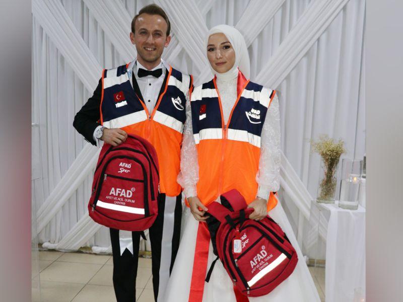 Bolu'da AFAD Gönüllüsü Gelin ve Damadın Takısı Afet ve Acil Durum Çantası Oldu