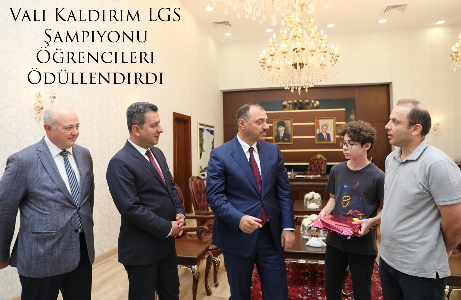 Vali Kaldırım LGS Şampiyonu Öğrencileri Ödüllendirdi