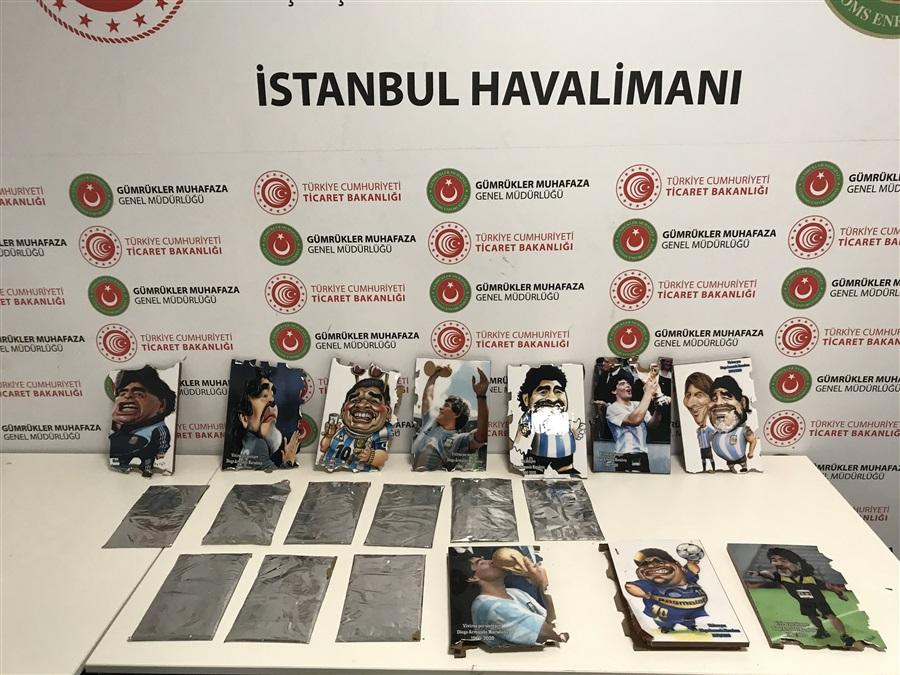 İstanbul Havalimanı'nda, Maradona'nın Tablolarının Arkasına Gizlenmiş Kokain Ele Geçirildi
