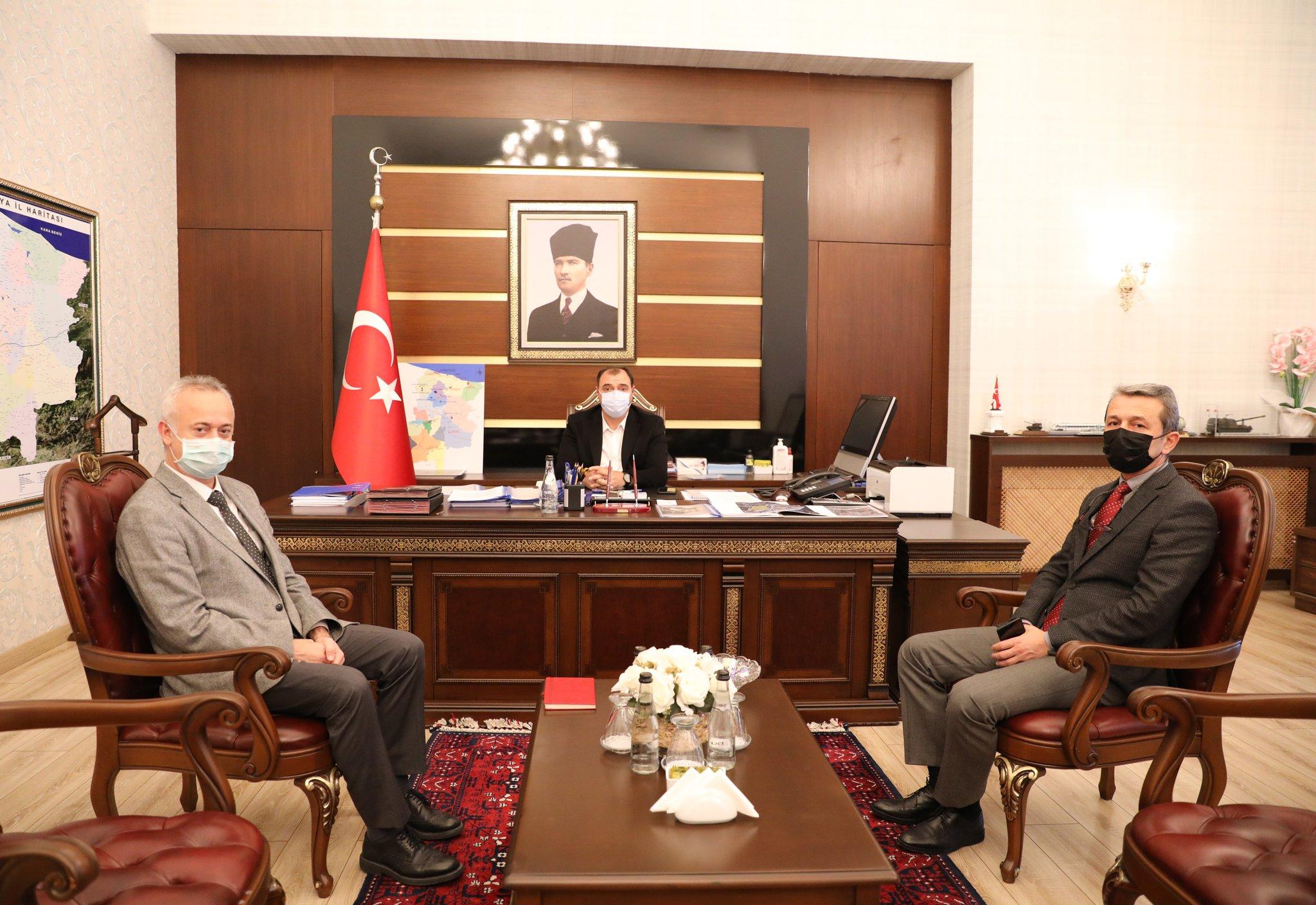 Vali Çetin Oktay Kaldırım, İl Sağlık Müdürü Doç.Dr. Aziz Öğütlü ile makamında bir araya gelerek, İlimizdeki genel durum hakkında değerlendirme toplantısı gerçekleştirdi, yapılan çalışmalara dair bilgiler aldı.
