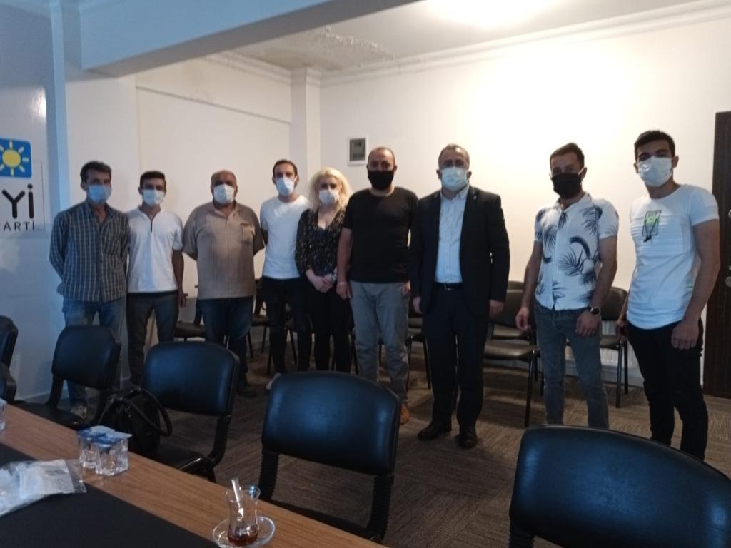 Müzisyenlerden İYİ Parti Adapazarı İlçeye ziyaret