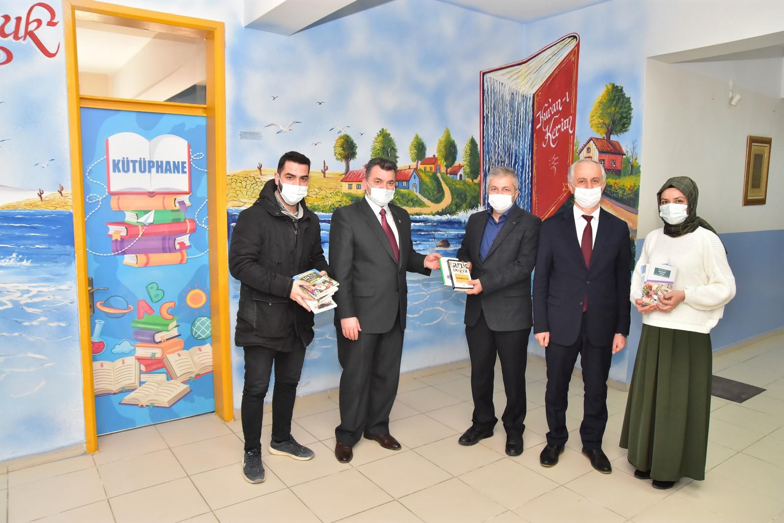 Başkan Sarı, Karasu İmam Hatip Ortaokulu Kütüphanesine Kitap Desteğinde Bulundu