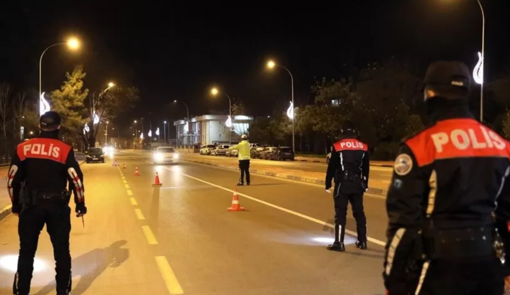 Sakarya’da Polis Ekipleri, Sokağa Çıkma Kısıtlaması Denetimlerini Sürdürüyor  
