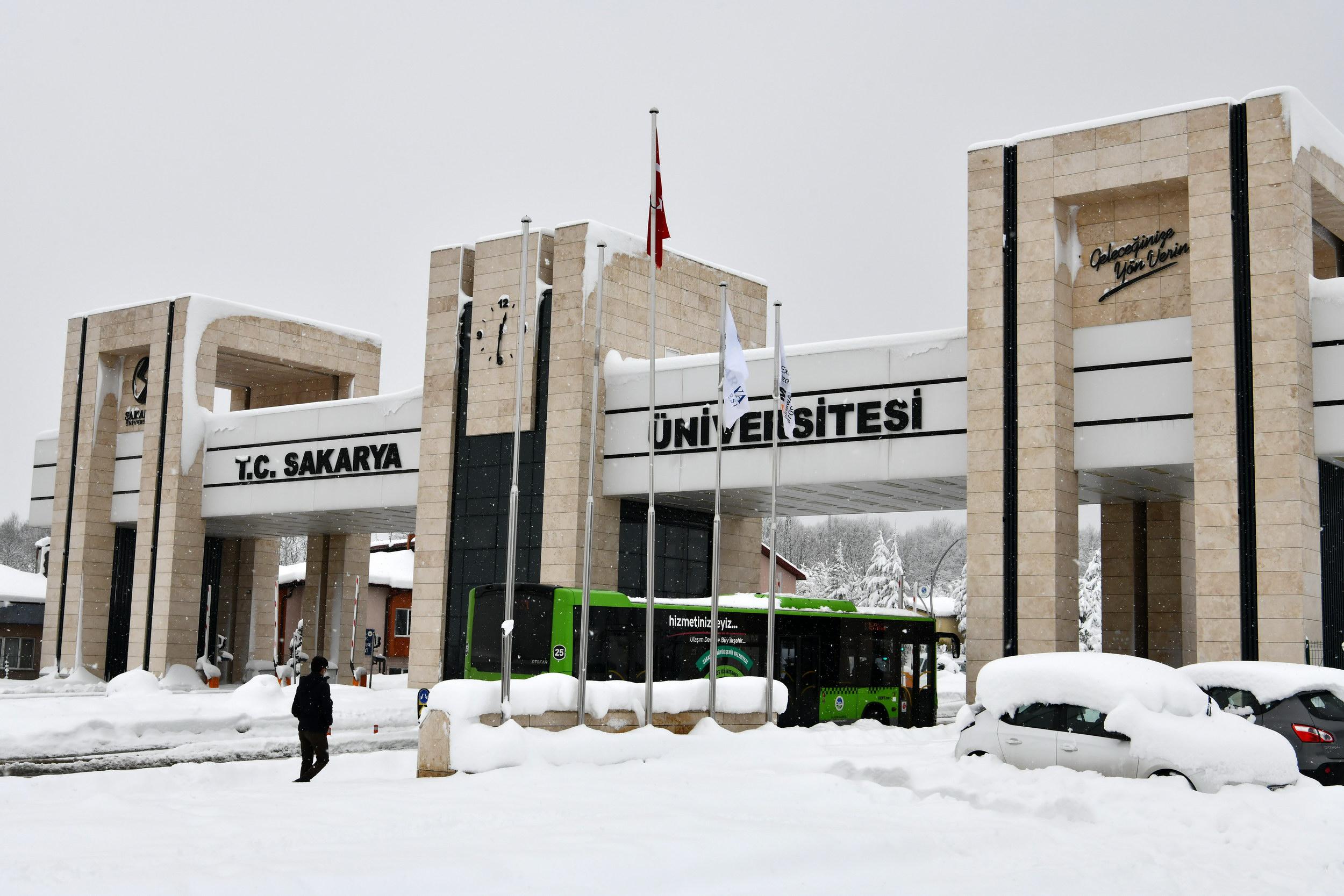 SAÜ’de Kar Yağışı Sonrası Tablo Gibi Görüntüler