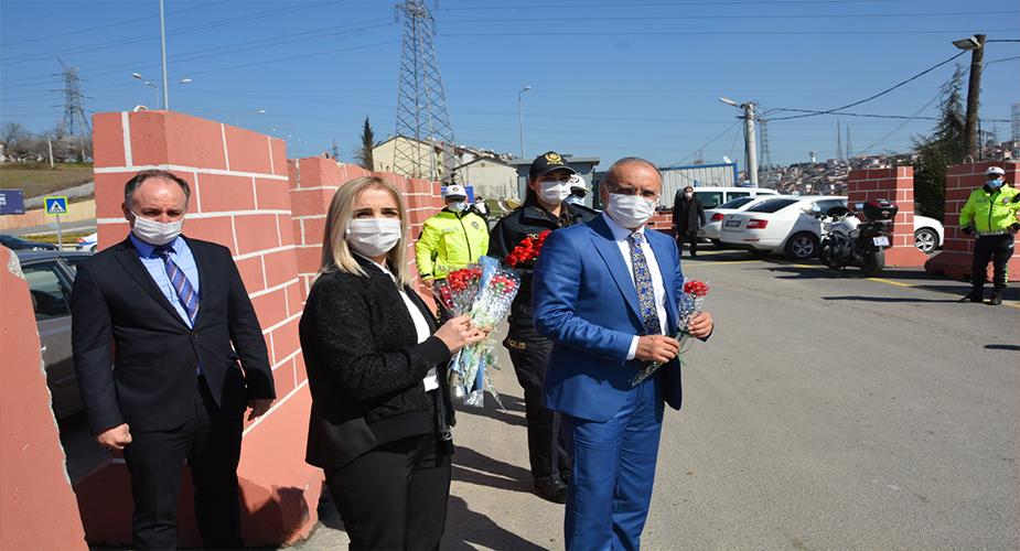 Sakarya il Emniyet Müdürü Fatih Kaya, 8 Mart Dünya Kadınlar Günü Dolayısıyla 32 Evler Uygulama Noktasında Kadın Sürücülere Karanfil Verdi