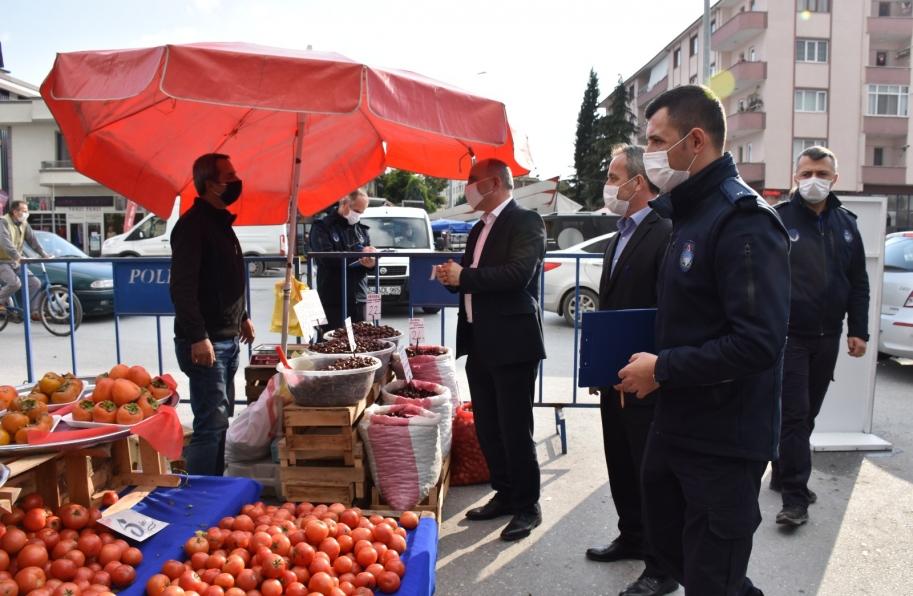 Başkan Fevzi Kılıç Çarşamba Pazarını gezerek Covid 19 salgını kapsamında gerçekleştirilen denetimlere katıldı.