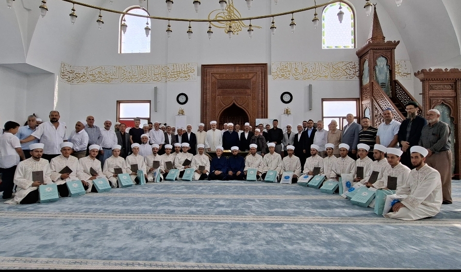 AKYAZI KIRRAAT EĞİTİM DERNEĞİ’NDEN 20 KURRA HAFIZ İÇİN İCAZET MERASİMİ DÜZENLENDİ